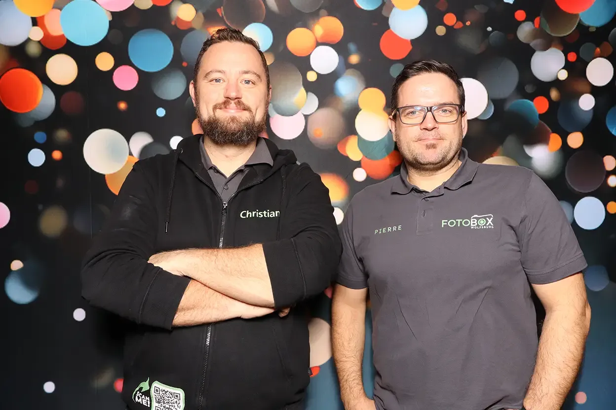 Vorher Beispiel 5 - Christian und Pierre vor Fotohintergrund