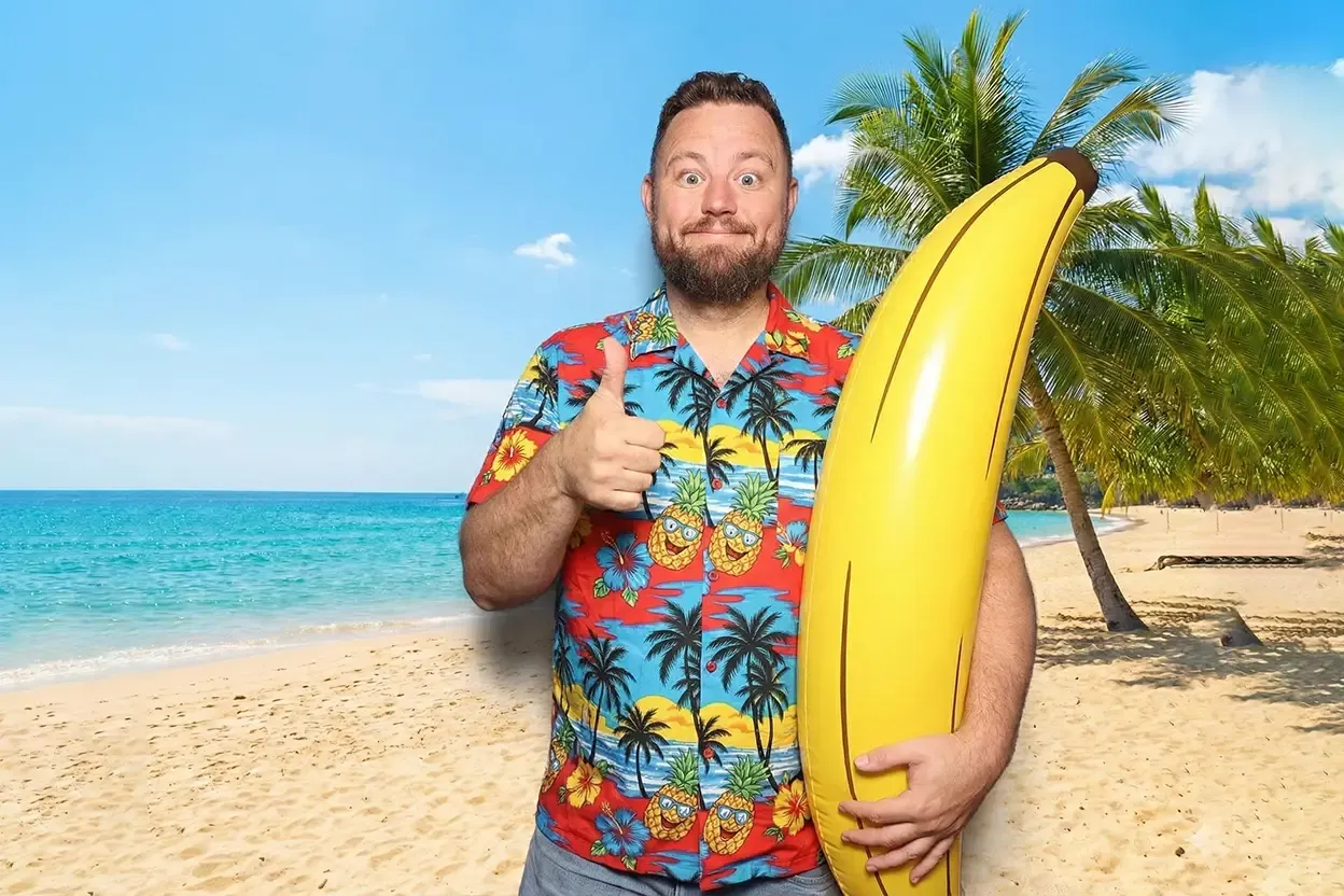 Nachher - Mille am Strand mit aufblasbarer Banane von KI angezogen